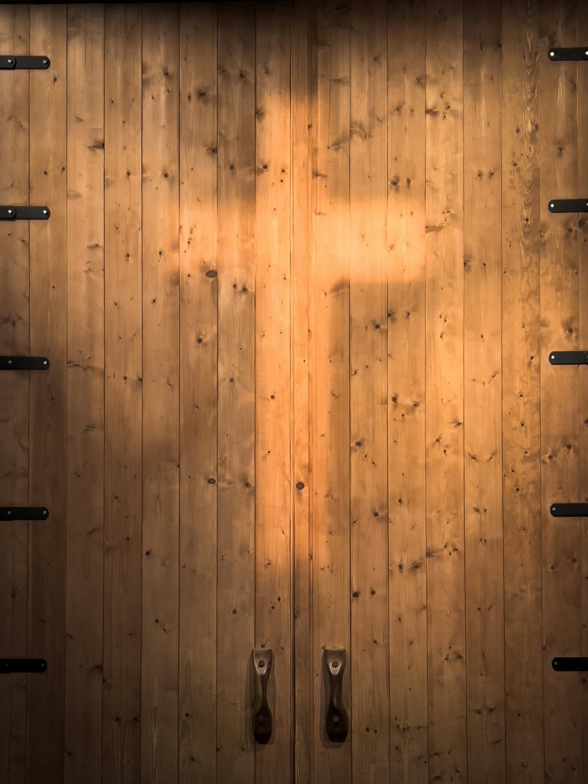 Symbolisches Kreuz auf Holztür erinnert an Gottes Liebe und Hingabe, Thema: Was Gott für dich tun würde