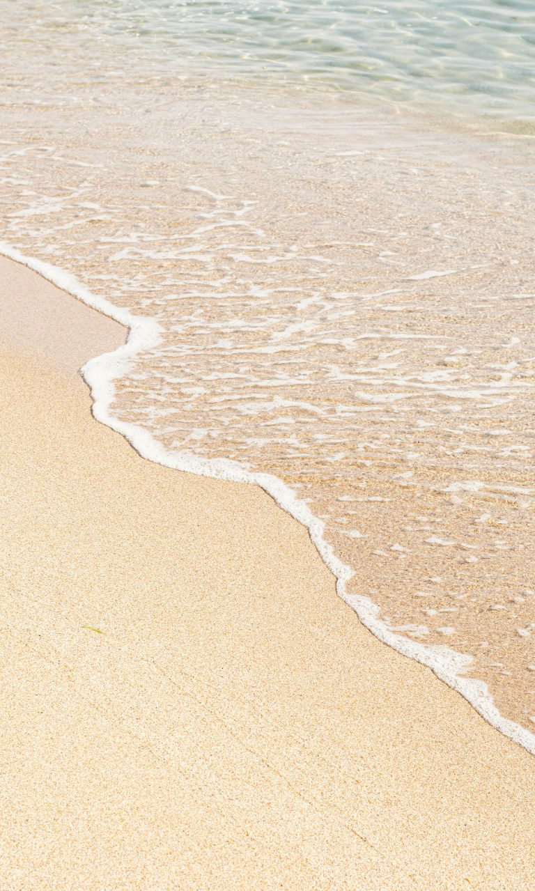 Sanfte Wellen rollen an den Strand - Symbol für Ruhe, Frieden und das Ankommen bei Gott