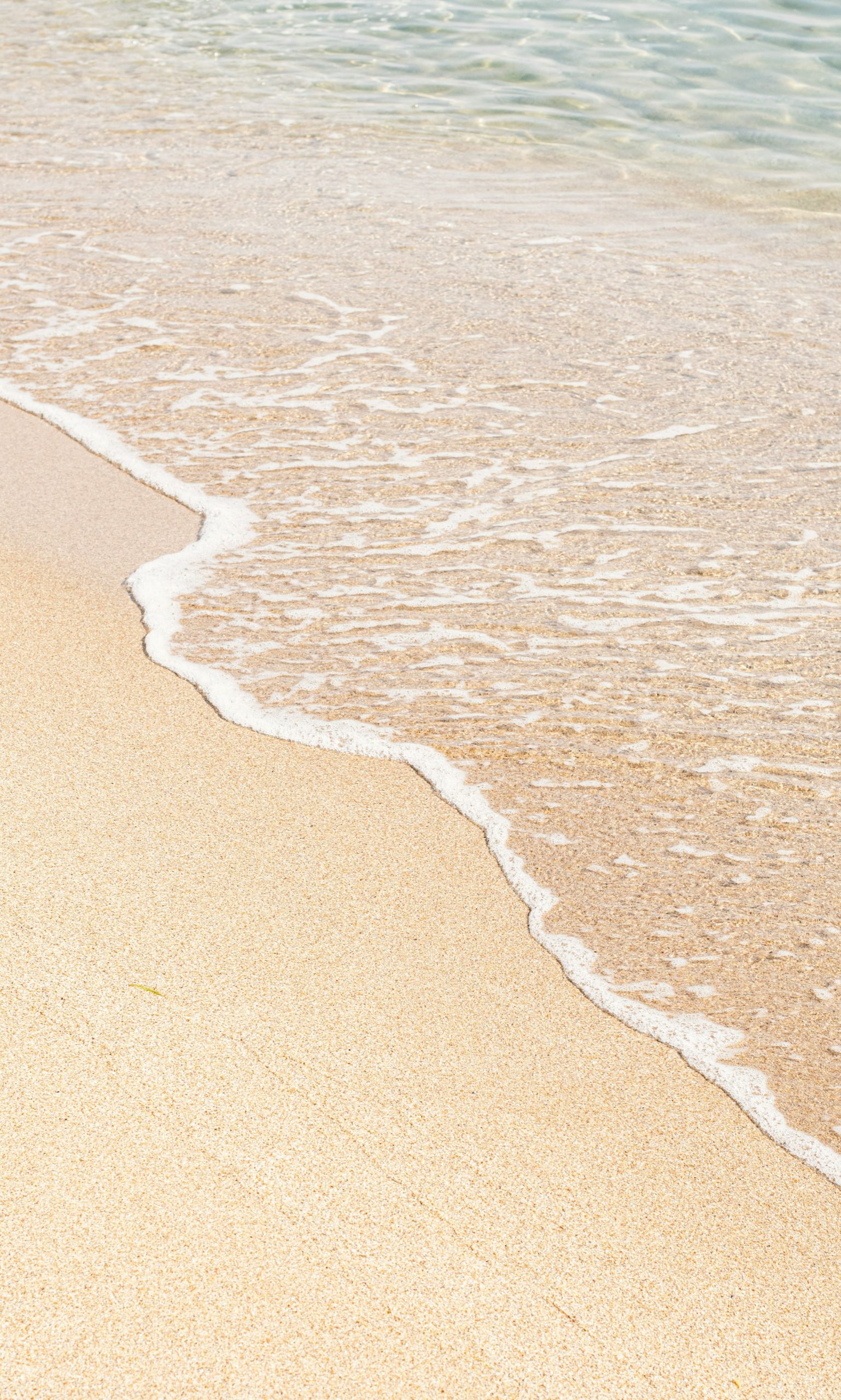 Sanfte Wellen rollen an den Strand - Symbol für Ruhe, Frieden und das Ankommen bei Gott