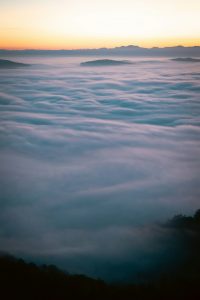 Blick über die Wolkendecke, Symbol für Frieden, Stille und Gottes himmlische Perspektive