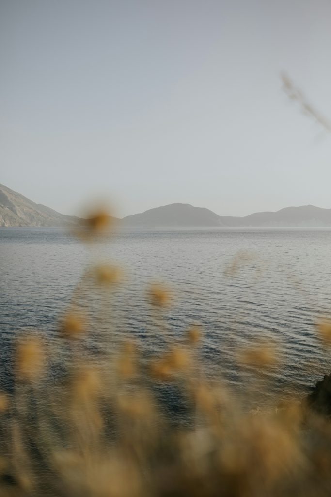 Sonnenlicht über ruhiger Landschaft, Sinnbild für neue Hoffnung im Alltag mit Gott
