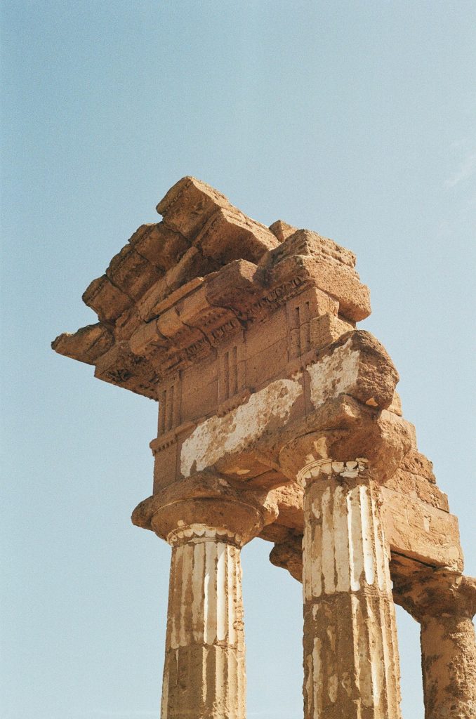 Antike Säulen vor blauem Himmel