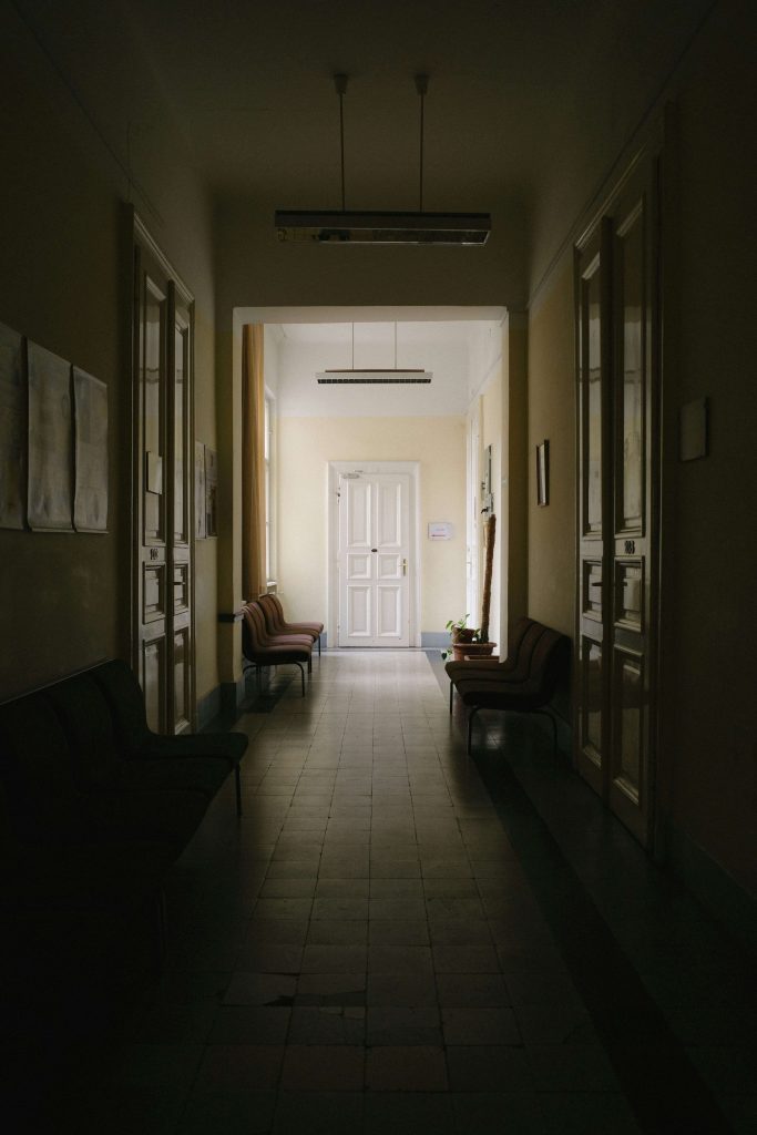 Lichtdurchfluteter Flur mit offenen Türen, Sinnbild für das Warten auf Gottes Zeit